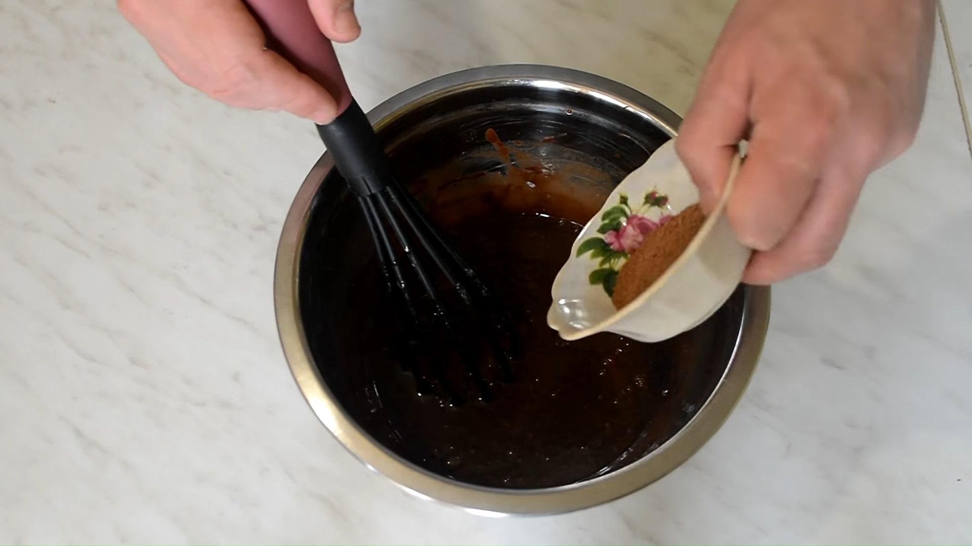 Opskrift på chokolade- og solbærmuffins - Trin 6