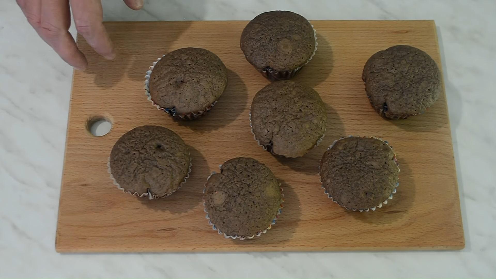 Opskrift på chokolade- og solbærmuffins - Trin 9