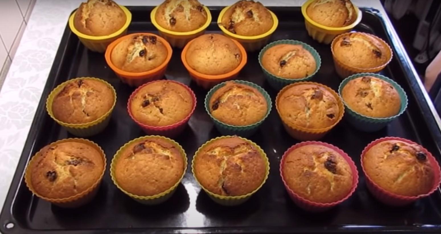 Opskrift - Ovnbagte kefirmuffins med rosiner - Trin 9