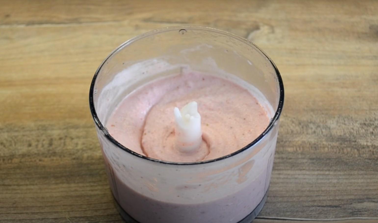 وصفة - مصاصات مثلجة بالموز والفراولة - الخطوة 5