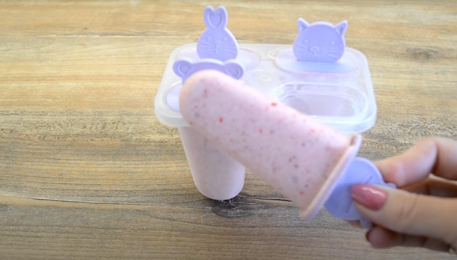 وصفة - مصاصات مثلجة بالموز والفراولة - الخطوة 7