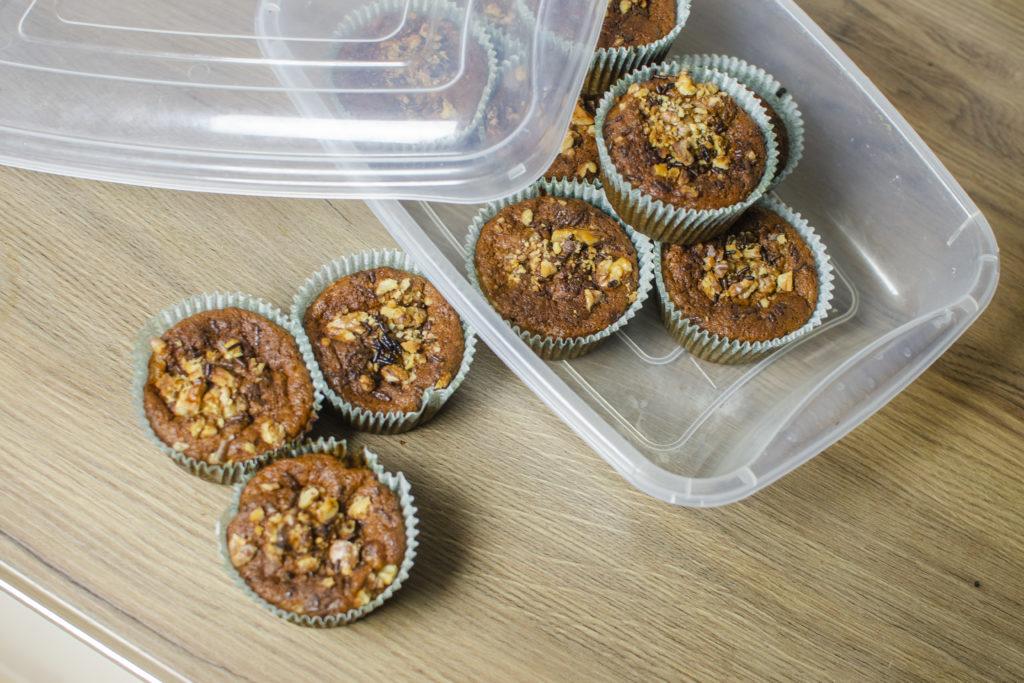 كيفية تخزين الكعك الصغير والكب كيك بدون كريمة التزيين - صور