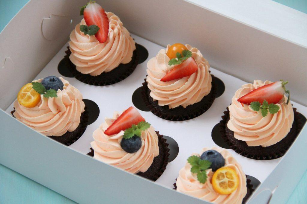 كم تدوم صلاحية الكب كيك المزينة بالكريمة؟ - صورة