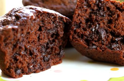 كعكات الشوكولاتة الداكنة