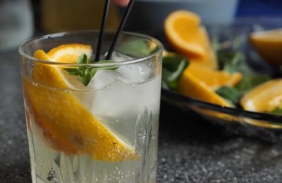 عصير ليمون منزلي الصنع مع الماء المعدني - الخطوة 7