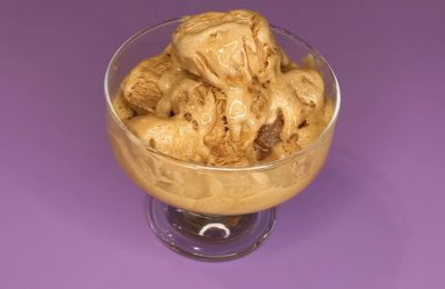 آيس كريم منزلي الصنع من القشدة الحامضة والكاكاو - صورة