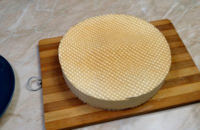 آيس كريم منزلي الصنع مصنوع من الحليب المكثف المغلي والقشدة - صورة