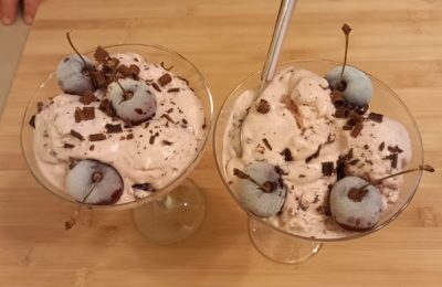 آيس كريم الكرز بالكريمة محلي الصنع - صورة