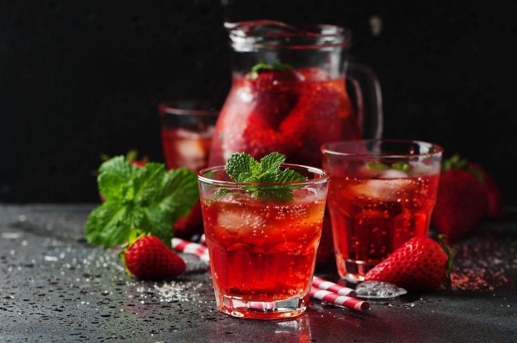 Quels types de limonade existe-t-il ? Limonade à la fraise. Photo.