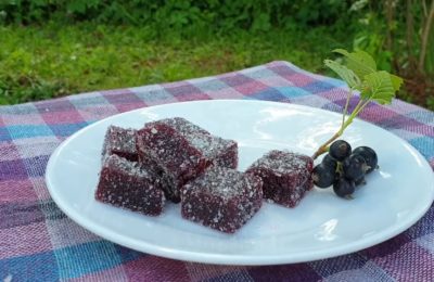 مربى الكشمش الأسود محلي الصنع - صورة