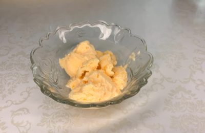 آيس كريم مصنوع من الحليب المكثف والحليب - صورة