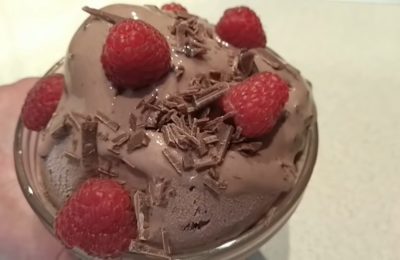 آيس كريم منزلي الصنع مصنوع من القشدة الحامضة والحليب المكثف - صورة