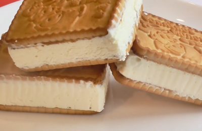 آيس كريم مع بسكويت وحليب مكثف - صورة