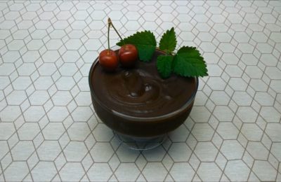 ไอศกรีมช็อกโกแลตที่ทำจากโกโก้และนม - ภาพ