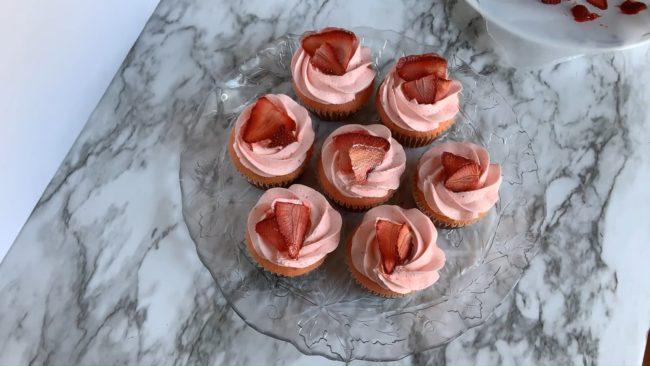 Erdbeer-Cupcake-Dekorationsideen – Foto 1