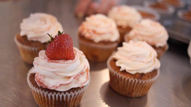 Erdbeer-Cupcake-Dekorationsideen – Foto 17