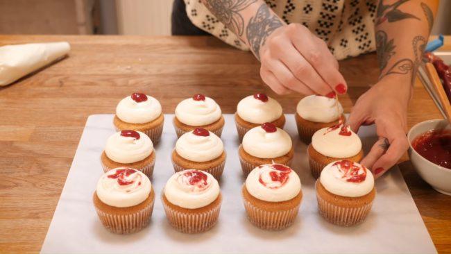 Erdbeer-Cupcake-Dekorationsideen – Foto 19