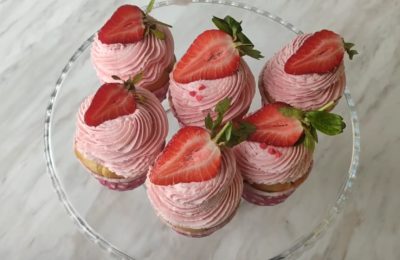 كب كيك الفراولة - صورة