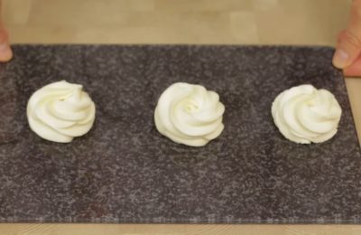 صورة لكريمة تزيين الكب كيك بالكريمة الحامضة