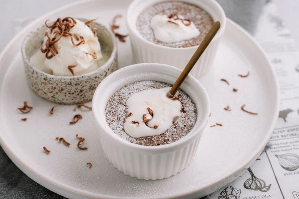 Lav chokoladefondant i en kop