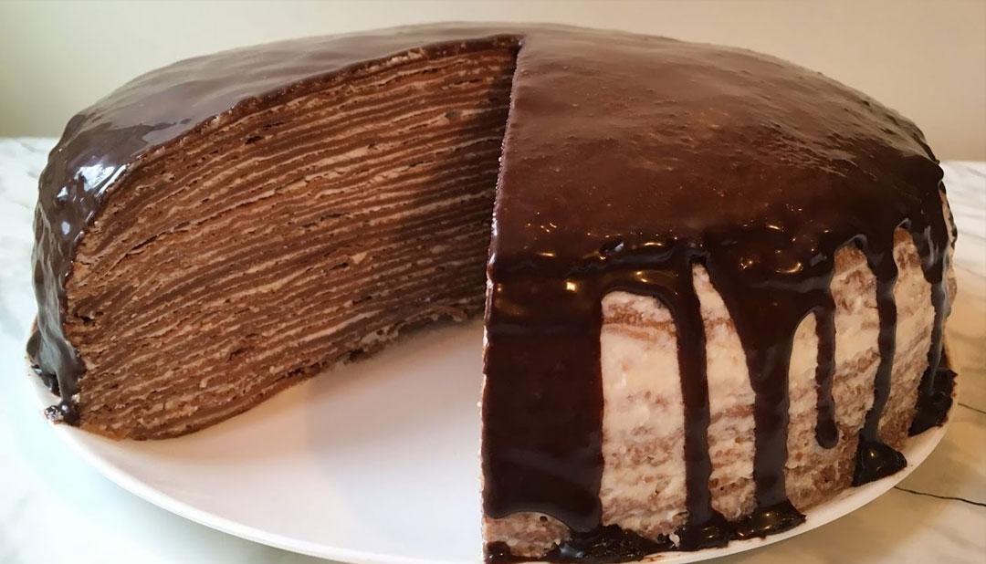 Čokoládový palačinkový dort se zakysanou smetanou