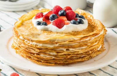 كعكة البانكيك مع الكريمة الحامضة - وصفة بسيطة خطوة بخطوة