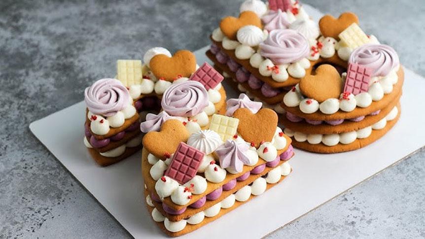 Decoració d'un pastís de mel amb formatge crema