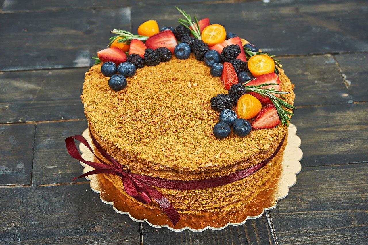 Pastís de mel amb decoració de baies