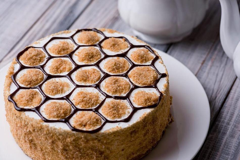 Pastís de mel amb decoració de xocolata