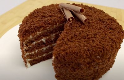 كعكة الأمير الأسود مع الكريمة الحامضة: وصفة كلاسيكية خطوة بخطوة