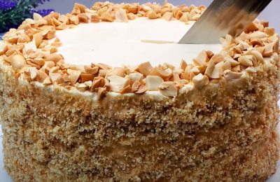 كعكة بالحليب المكثف المغلي: وصفة بسيطة خطوة بخطوة