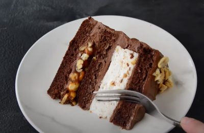 كعكة سنيكرز: وصفة كلاسيكية خطوة بخطوة