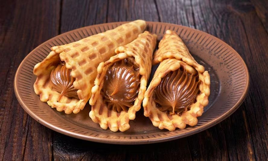 Cons de gofres amb llet condensada