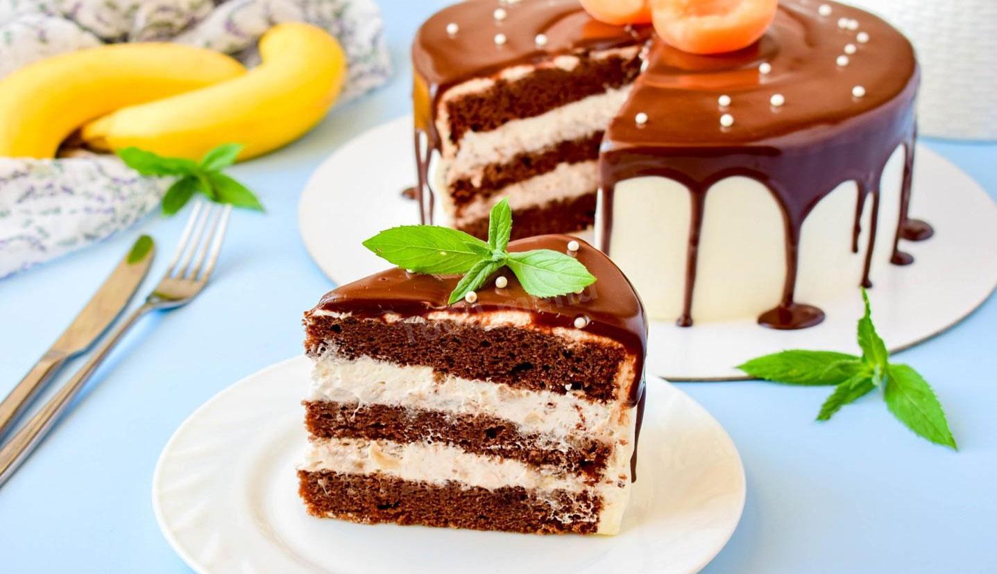 Pastís de plàtan i xocolata sobre pa de pessic