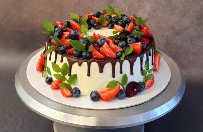 Wie man Beeren auf einem Kuchen bedeckt