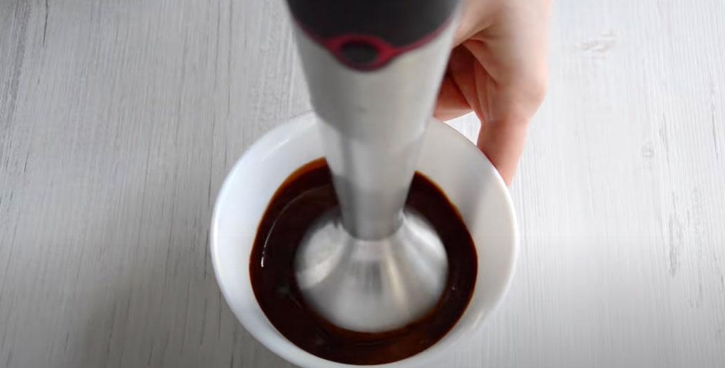 Cobertura de pastís de vellut amb una esponja - Pas 1