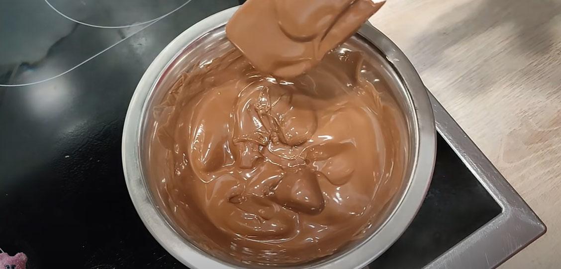 Recepta pas a pas de ganache de xocolata negra amb colorant alimentari en pols - pas 1