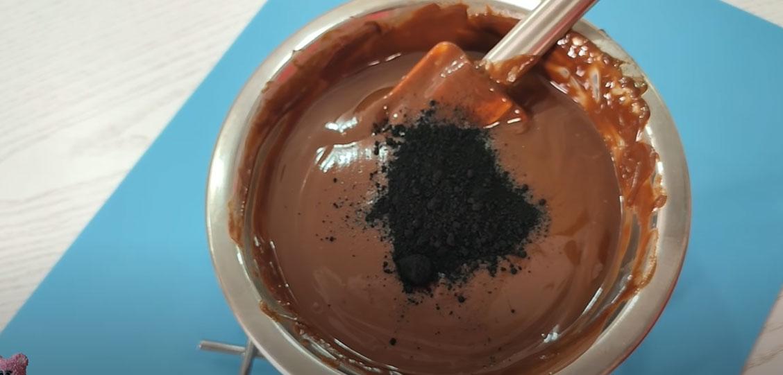 Recepta pas a pas de ganache de xocolata negra amb colorant alimentari en pols - pas 3