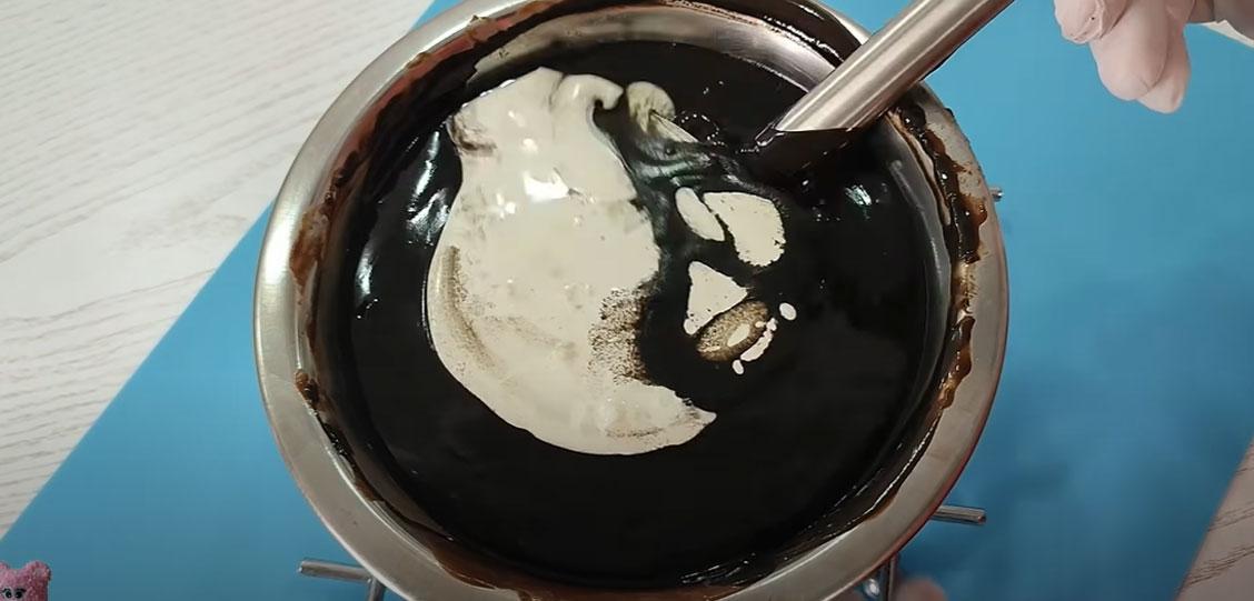 Recepta pas a pas de ganache de xocolata negra amb colorant alimentari en pols - pas 4