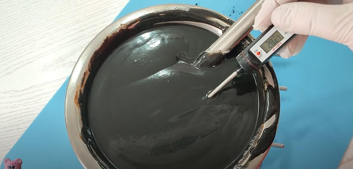 Recepta pas a pas de ganache de xocolata negra amb colorant alimentari en pols - pas 5