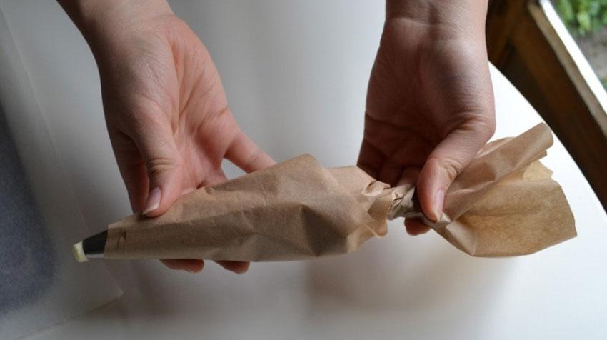 Manxa de pastisseria feta amb paper vegetal