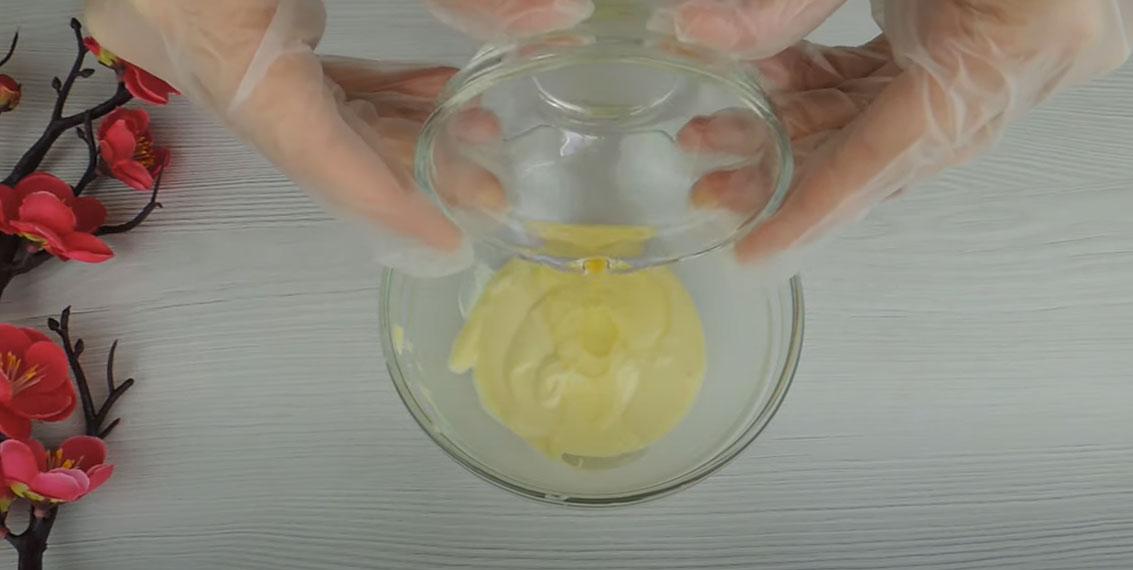 Ganache de colors amb xocolata blanca i mantega - Pas 2