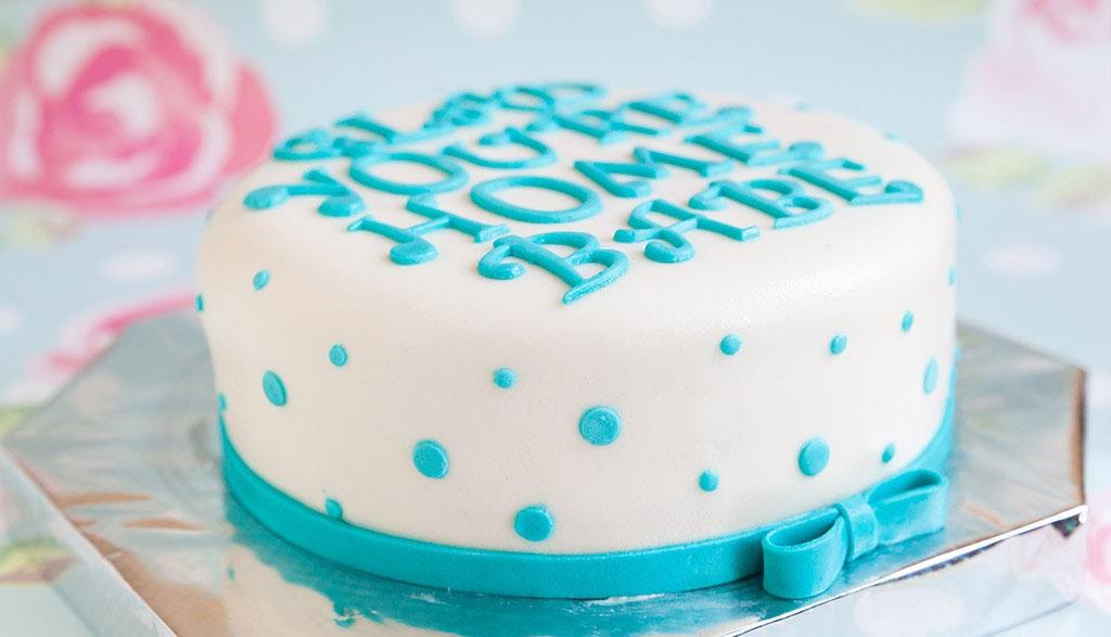 Com assecar un pastís de fondant