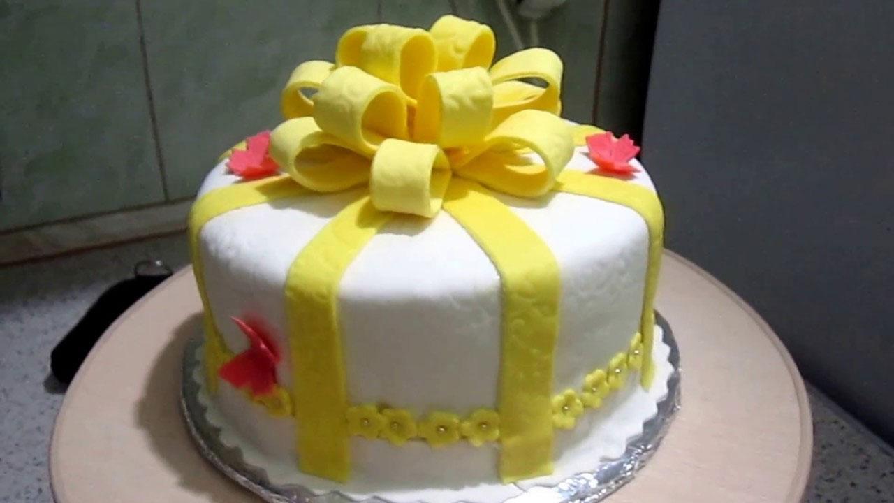 Decorar un pastís amb màstic