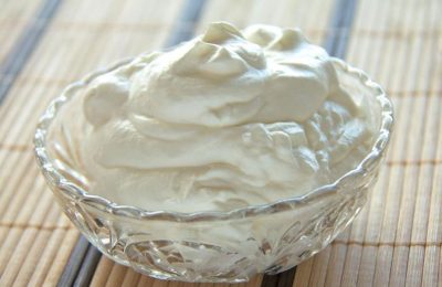 كيفية خفق كريمة بنسبة 20% حتى تصبح رغوة كثيفة أو كريمة