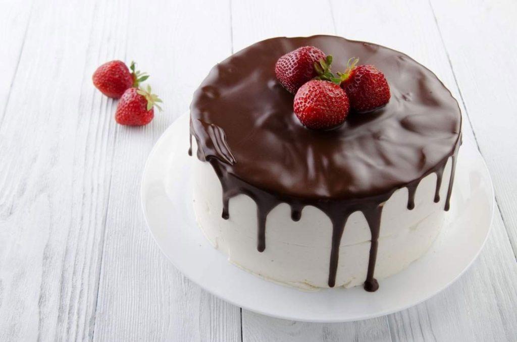 Pastís de llet d'ocell amb glaça i baies