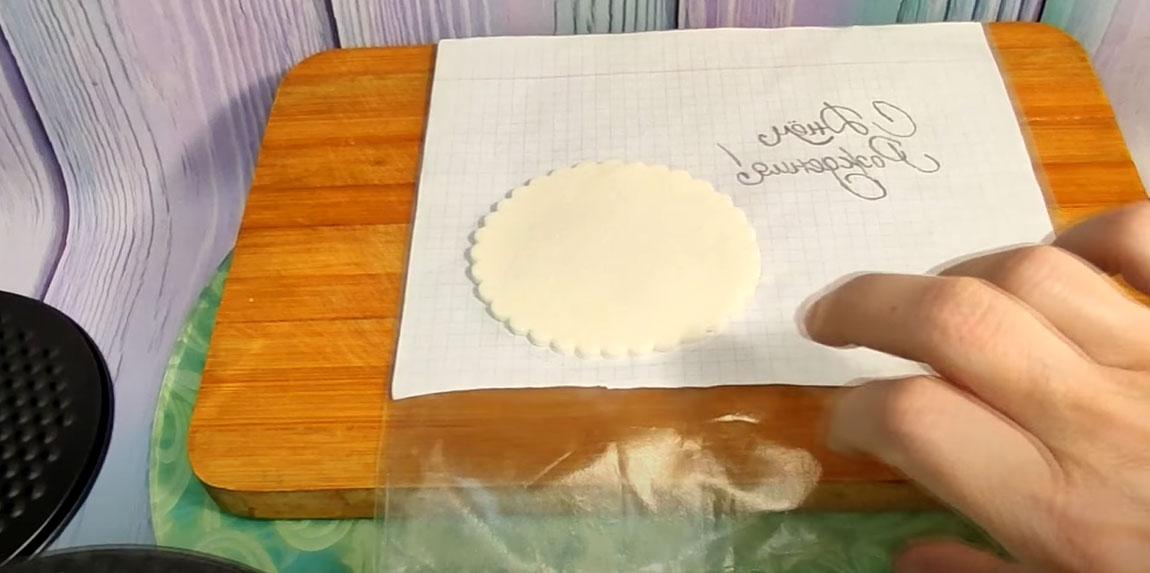 Instruccions pas a pas per crear lletres de xocolata sobre fondant: pas 7