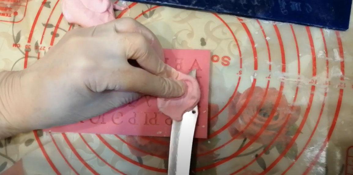 Com fer lletres amb fondant amb un motlle - Pas 2