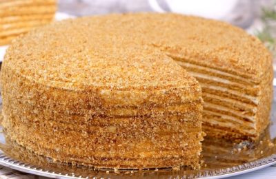 كعكة ميدوفيك: وصفة كلاسيكية من الحقبة السوفيتية خطوة بخطوة