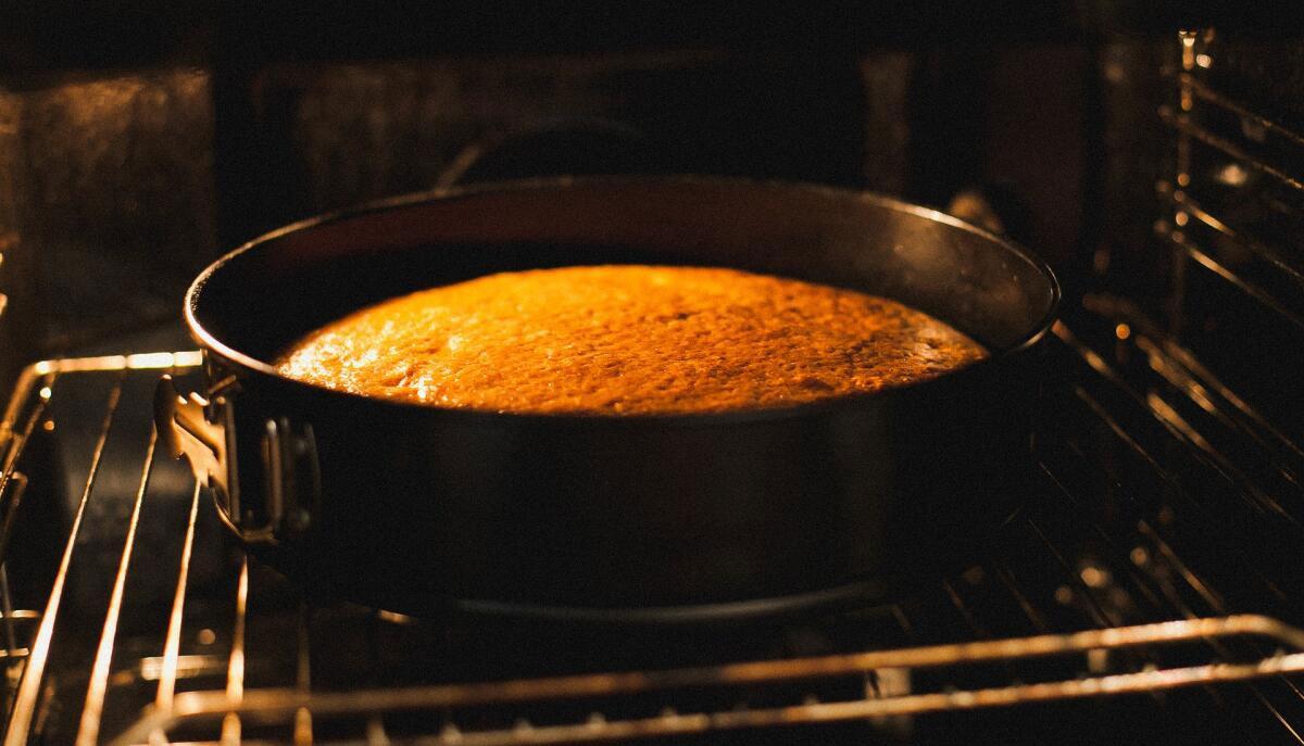 كيف تعرف أن الكيك الإسفنجي جاهز؟